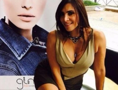 H Μάγκυ Χαραλαμπίδου ξαπλώνει στο πάτωμα με αποκαλυπτικό μίνι (φώτο)